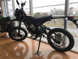 きれいに置かれたバイク